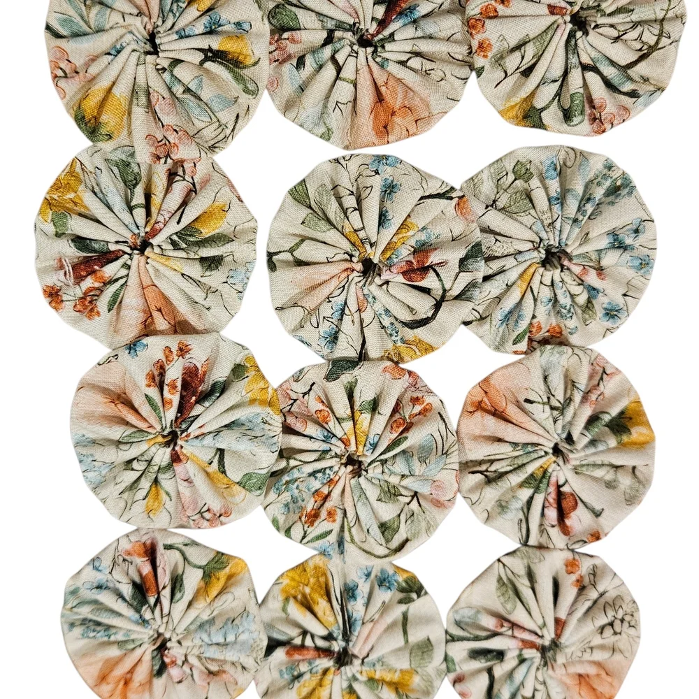 Hand Sewn Fabric Yo Yos  Set of 36 With Red,  Cream With Tea Roses , Botanical - Picture 3 of 13